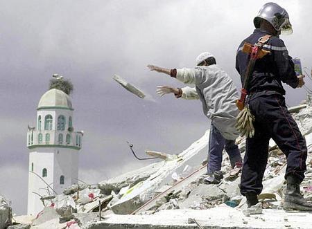 El 15 scene de secours et de recherche....la mosqu�e du centre ville qui reste debout...