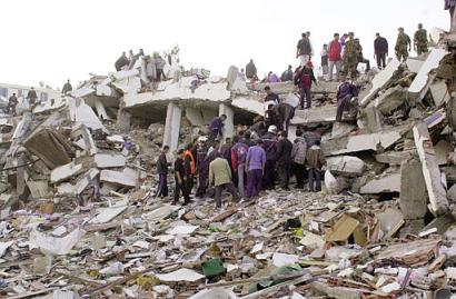 Recherche et secours ....seisme  mai 2003...ce qui reste du Bt 15