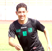 Aziz Rouaghia ...l�ex-Belouizdadi ...wlid Reghaia...Bonne chance et beaucoup de succ�s avec le MOBejaia...