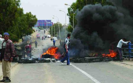 Des habitants de R�gha�a bloquent la route...